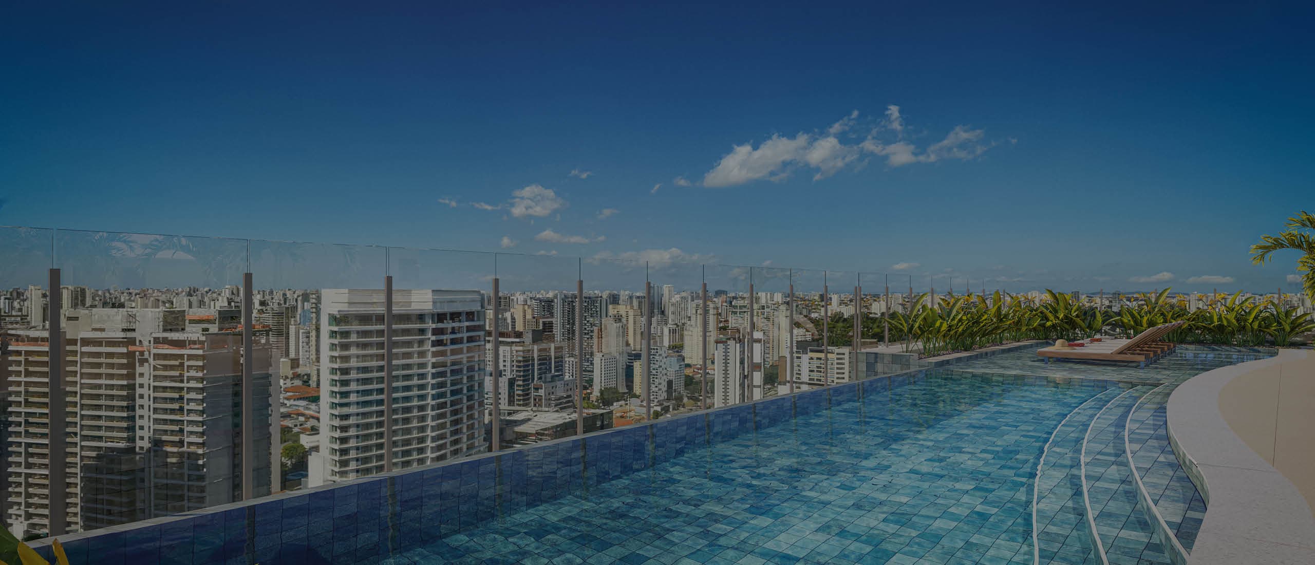 Piscina com borda infinita e vista panorâmica da cidade.